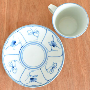 砥部焼・梅山窯　なずなのコーヒーカップを上から見て