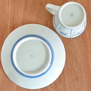 砥部焼・梅山窯　なずなのコーヒーカップの裏面