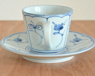 砥部焼・梅山窯　なずなのコーヒーカップの持ち手側