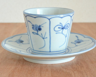 砥部焼・梅山窯　なずなのコーヒーカップを横から見て