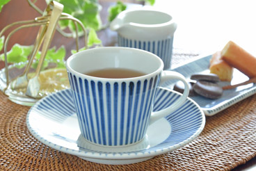 砥部焼・梅山窯　とくさ柄のコーヒーカップに紅茶を