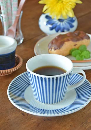 砥部焼・梅山窯　とくさ柄のコーヒーカップにコーヒーを