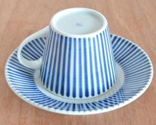 砥部焼・梅山窯　とくさ柄のコーヒーカップ を伏せて
