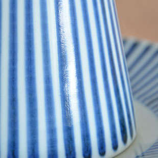 砥部焼・梅山窯　とくさ柄のコーヒーカップに紅茶を絵付け