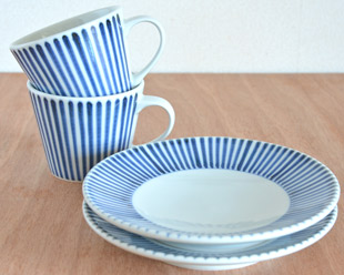 砥部焼・梅山窯　とくさ柄のコーヒーカップを重ねて