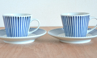 砥部焼・梅山窯　とくさ柄のコーヒーカップに紅茶をを並べて