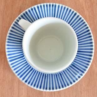 砥部焼・梅山窯　とくさ柄のコーヒーカップに紅茶を上から見て