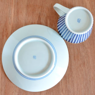 砥部焼・梅山窯　とくさ柄のコーヒーカップの裏面