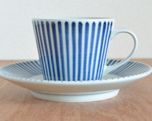 砥部焼・梅山窯　とくさ柄のコーヒーカップを横から見て