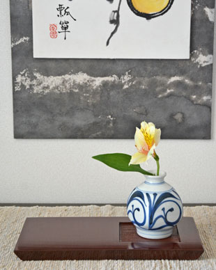 砥部焼　からくさの四方花器を花台に