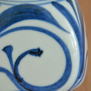 砥部焼・梅山窯　からくさの四方花器の絵付け