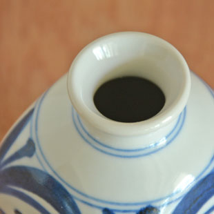 砥部焼・梅山窯　からくさの四方花器の入れ口部分