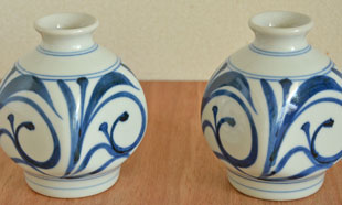 砥部焼・梅山窯　からくさの四方花器を並べて