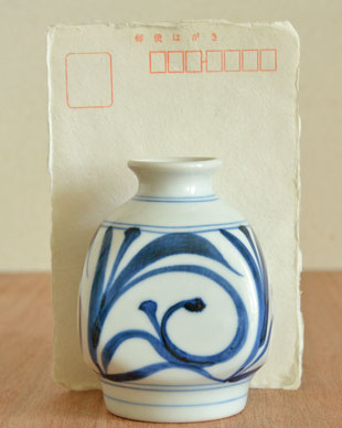 砥部焼・梅山窯　からくさの四方花器をはがきと比較して