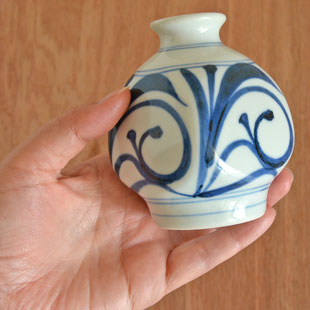 砥部焼・梅山窯　からくさの四方花器を手に持って