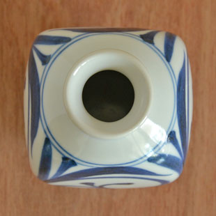 砥部焼・梅山窯　からくさの四方花器を上から見て