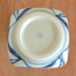 砥部焼・梅山窯　からくさの四方花器の底