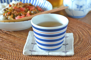 砥部焼・梅山窯　あい赤ラインのそばちょこにお茶を