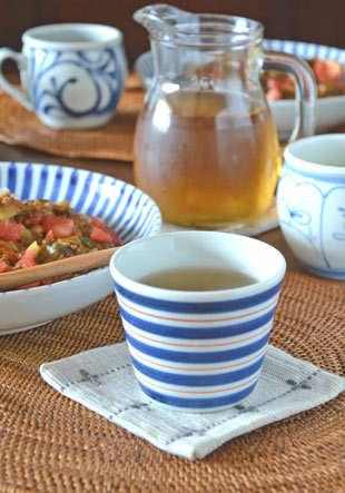 砥部焼・梅山窯　あい赤ラインのそばちょこにお茶を