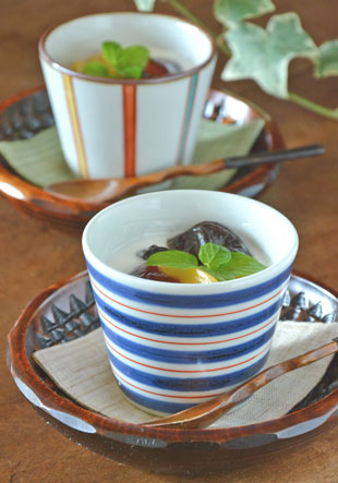 砥部焼・梅山窯　あい赤ラインのそばちょこにデザートを