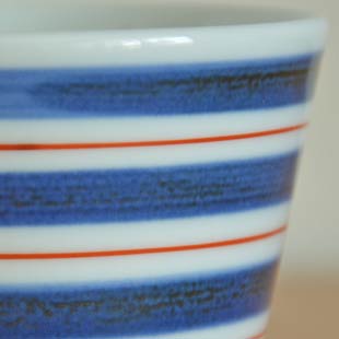砥部焼・梅山窯　あい赤ラインのそばちょこの絵付け
