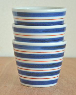 砥部焼・梅山窯　あい赤ラインのそばちょこを重ねて