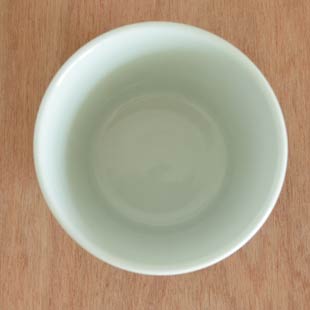 砥部焼・梅山窯　あい赤ラインのそばちょこを上から見て