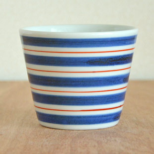 砥部焼・梅山窯　あい赤ラインのそばちょこを横から見て