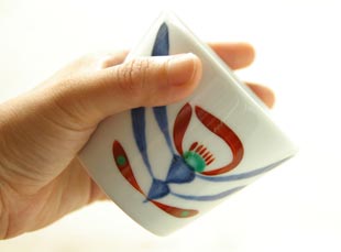 あか花のそばちょこ　手にもって