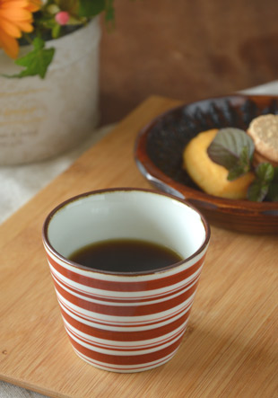 砥部焼・梅山窯　細赤線のそばちょこにコーヒーを