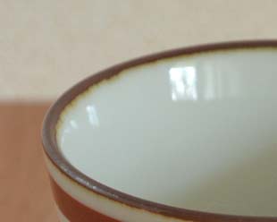砥部焼・梅山窯　細赤線のそばちょこの縁部分