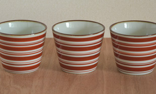砥部焼・梅山窯　細赤線のそばちょこを並べて