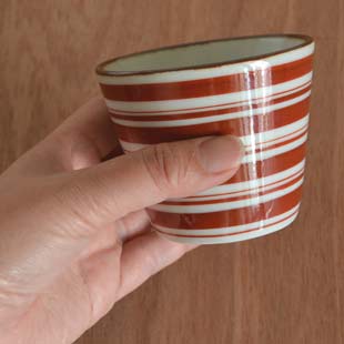 砥部焼・梅山窯　細赤線のそばちょこを手に持って