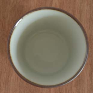 砥部焼・梅山窯　細赤線のそばちょこを上から見て