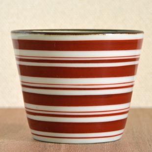 砥部焼・梅山窯　細赤線のそばちょこを横から見て