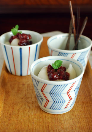 砥部焼・梅山窯　よろけ柄のそばちょこに白玉を