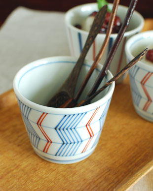 砥部焼・梅山窯　よろけ柄のそばちょこにカトラリーを