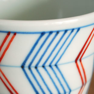 砥部焼・梅山窯　よろけ柄のそばちょこの絵付け