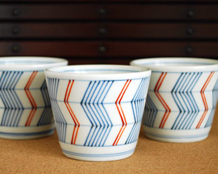 砥部焼・梅山窯　よろけ柄のそばちょこを並べて