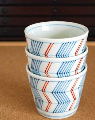 砥部焼・梅山窯　よろけ柄のそばちょこを重ねて