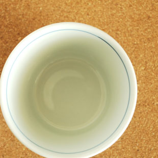 砥部焼・梅山窯　よろけ柄のそばちょこを上から見て