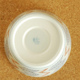 砥部焼・梅山窯　よろけ柄のそばちょこの底