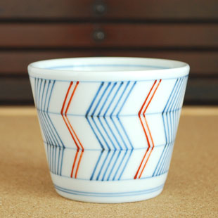 砥部焼・梅山窯　よろけ柄のそばちょこを横から見て