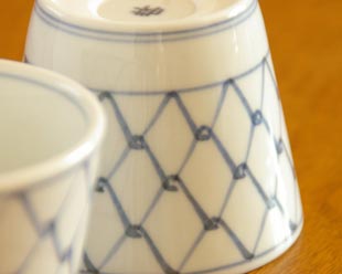 砥部焼・梅山窯　網目のそばちょこの絵付け