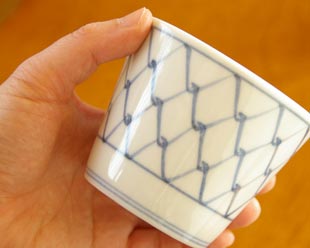 砥部焼・梅山窯　網目のそばちょこを手に持って