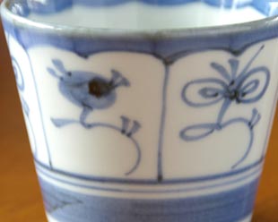 砥部焼・梅山窯　縁どりなずなのそばちょこの絵付け