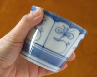 砥部焼・梅山窯　縁どりなずなのそばちょこを手に持って