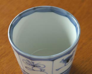 砥部焼・梅山窯　縁どりなずなのそばちょこを上から見て