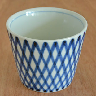 砥部焼・梅山窯　ななめ格子のそばちょこ