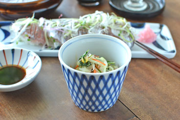 砥部焼・梅山窯　ななめ格子のそばちょこを小鉢として